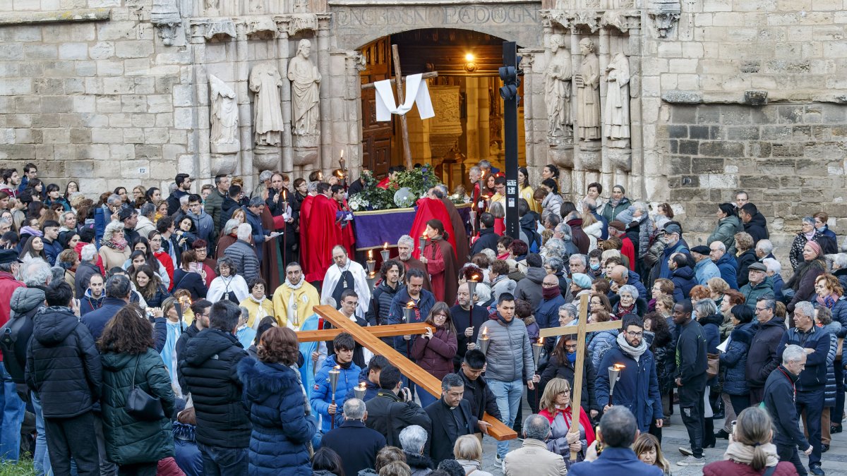 Imagen de la salida del Vía Crucis de la iglesia de San Esteban. SANTI OTERO