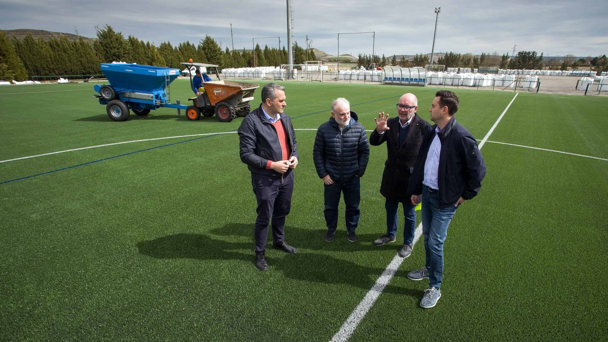 Un momento de la visita a las obras de los campos de fútbol de Pallafría. TOMÁS ALONSO