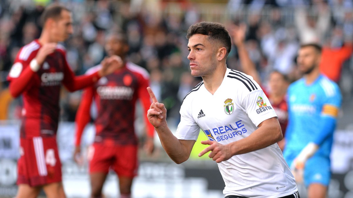 Curro Sánchez celebra un gol en El Plantío. TOMÁS ALONSO