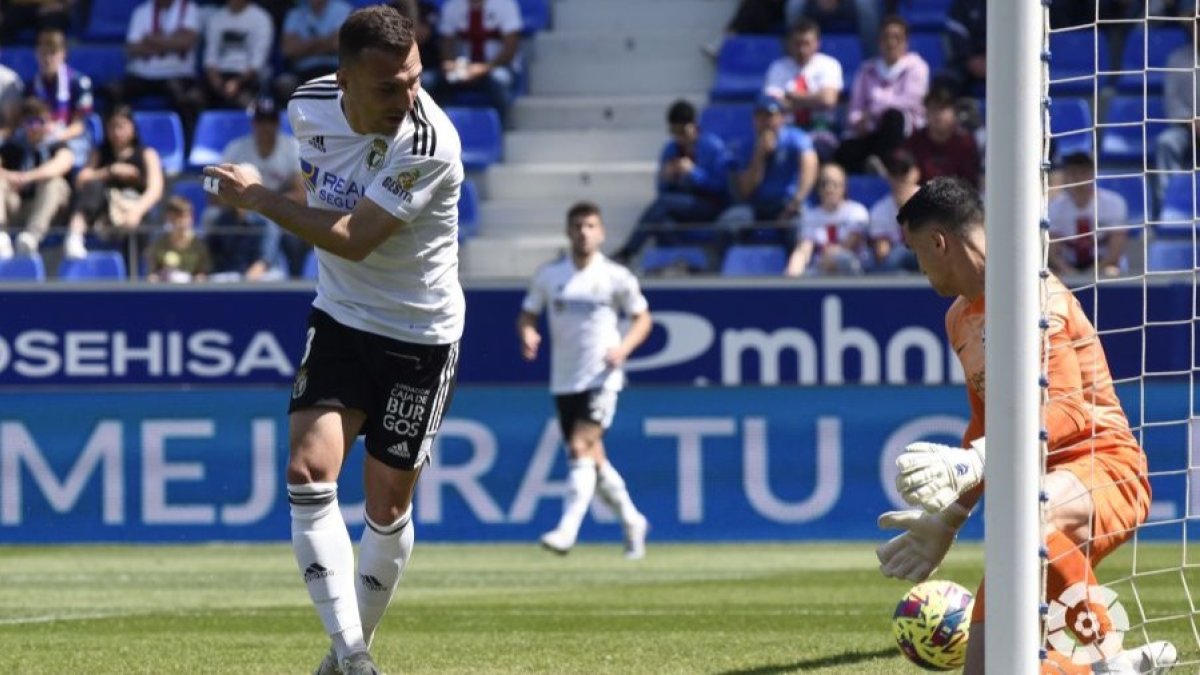 Pablo Valcarce tuvo las mejores oportunidades del encuentro para el Burgos. LALIGA