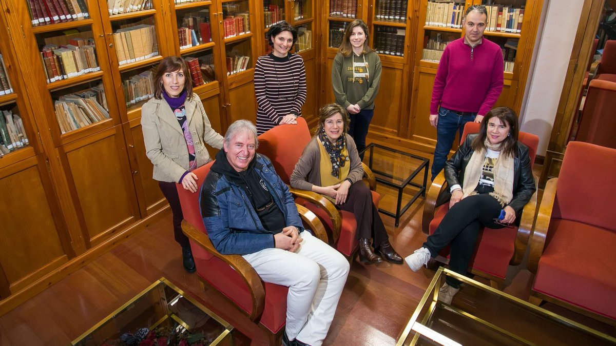 Equipo de Patrimonio del Instituto Cardenal López de Mendoza: Sentados Jesús Rodríguez, María Luz García Parra, Ana Mayoral Canalejas; Detrás, Marisa Amor Tapia, Tere Lastra Palacios, Guiomar González Hernández y Daniel Domínguez. TOMÁS ALONSO