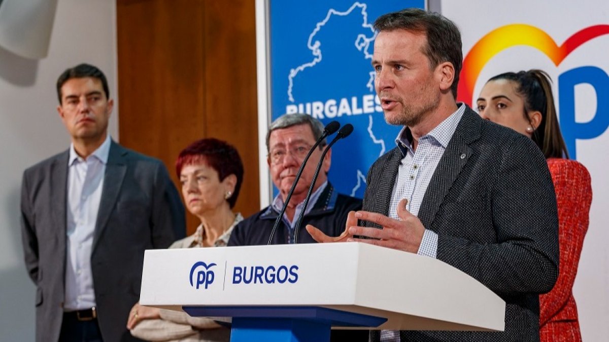 El presidente del PP de Burgos, Borja Suárez, hablando sobre la salida de Carolina Blasco. SANTI OTERO