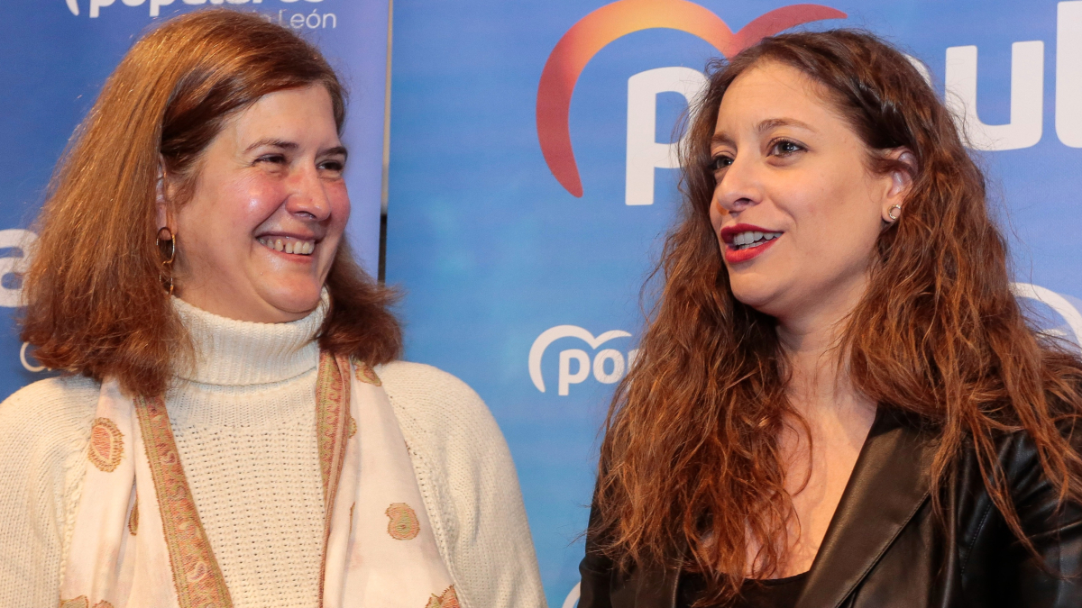 La presidenta provincial del PP en León, Ester Muñoz, informa sobre la reunión del Comité Electoral Provincial y del Comité Ejecutivo. Junto a ella, la candidata a la Alcaldía de León, Margarita Torres, en una imagen de archivo.-ICAL