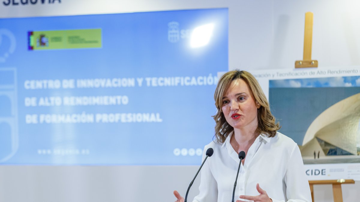 La ministra de Educaci?n y FP, Pilar Alegr?a, acompa?ada por la directora general de FP, Clara Sanz, y la alcaldesa de Segovia, Clara Mart?n, explica el proyecto del Centro de Innovaci?n y Tecnificaci?n de Alto Rendimiento de la FP (CITAR)
