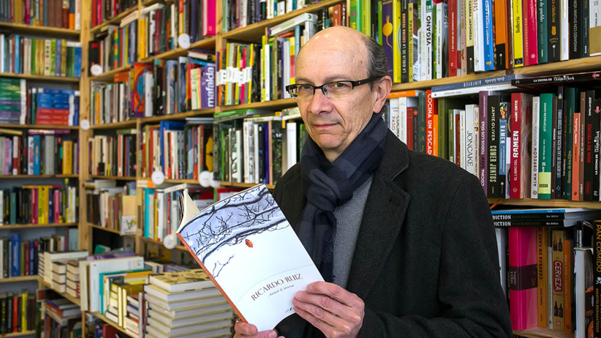 El escritor burgalés Ricardo Ruiz, con un ejemplar de su último poemario. TOMÁS ALONSO