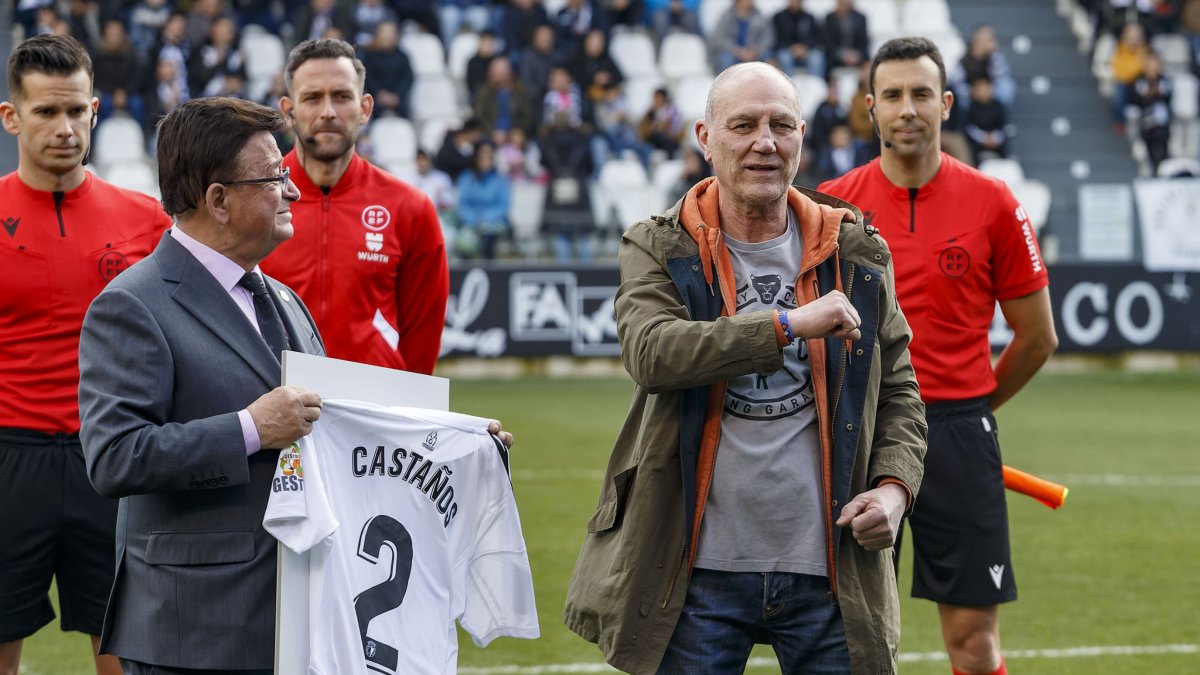 El encuentro estuvo amenizado por más de 10.000 aficionados blanquinegros y cerca de 1.500 racinguistas que hicieron del Municipal, un auténtico templo del fútbol.