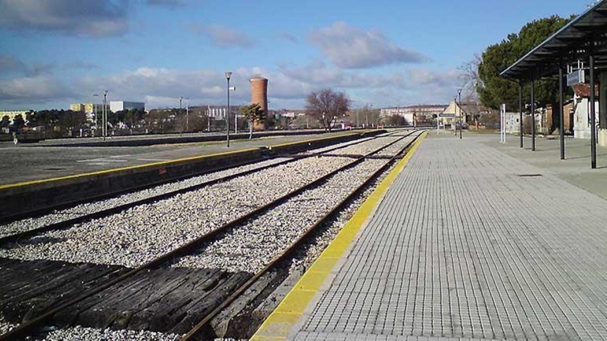 La estación de tren de Aranda permanece a la espera de su posible reapertura.