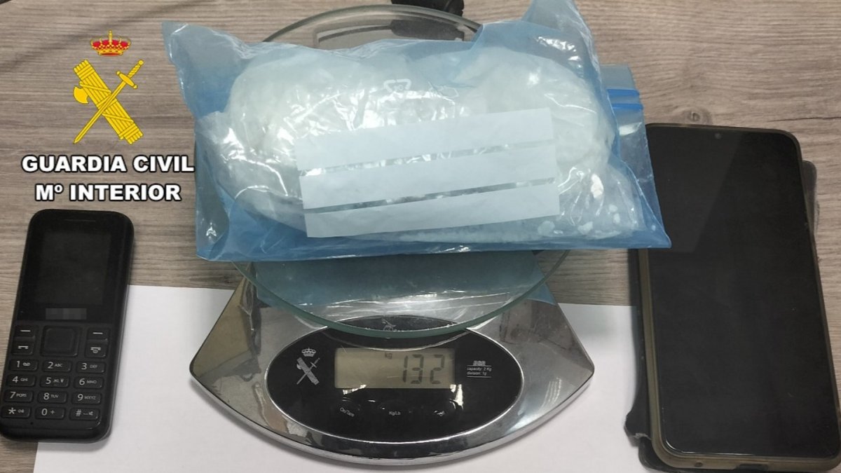 132 gramos de cocaína y dos dispositivos de telefonía móvil incautados por la Guardia Civil en el Valle de Mena. GUARDIA CIVIL.