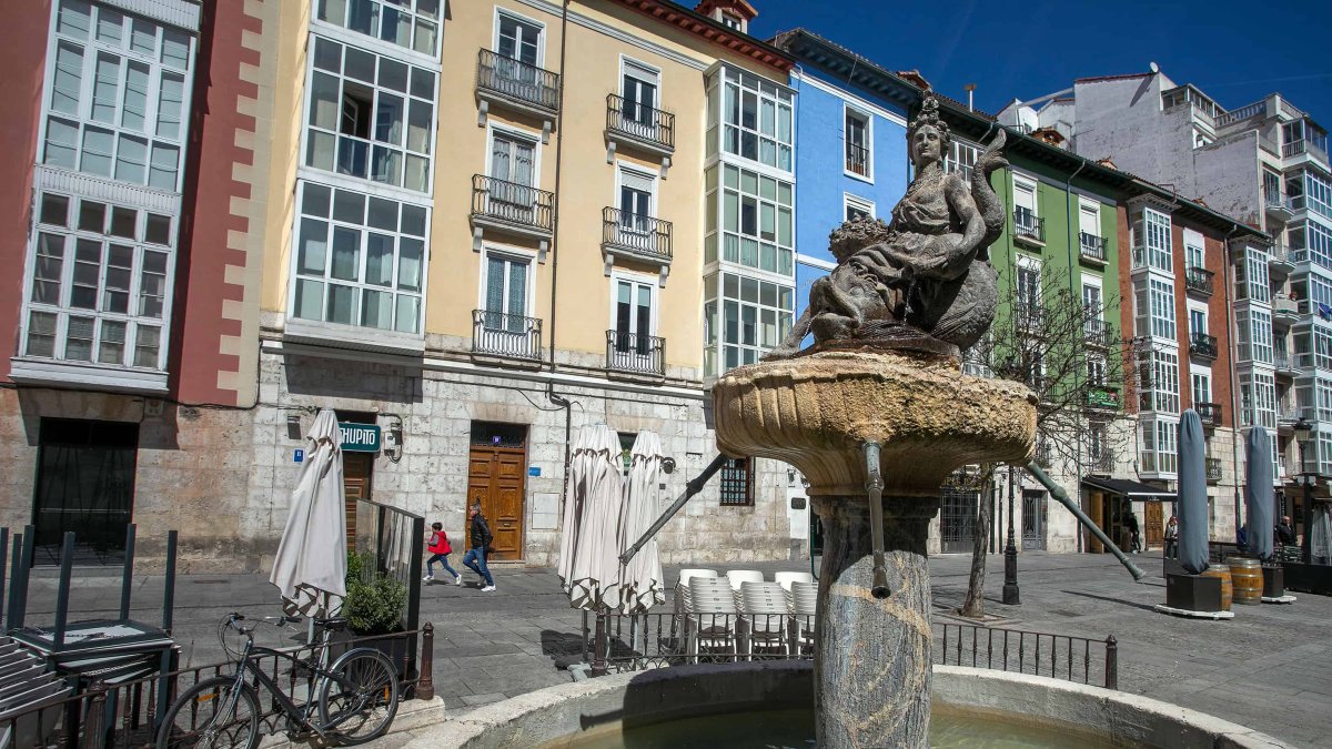 La fuente de La Flora es obra del escultor Manuel Romero y, a pesar de que se construyó un aparcamiento en 2011, conserva su configuración. SANTI OTERO