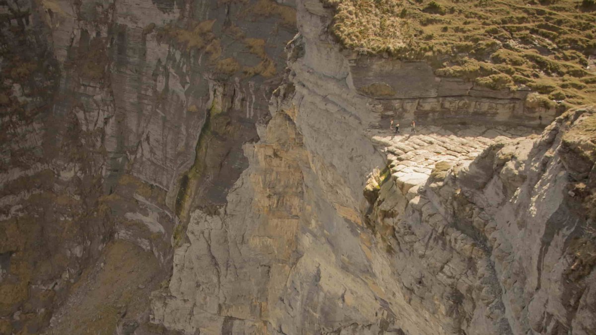 El Salto del Nervión es un lugar espectacular para visitar, incluso si el río tiene poca agua. Con una altura de más de 220 metros, es la cascada más alta de España y ofrece vistas impresionantes de la naturaleza. FOTO: © Daniel López García