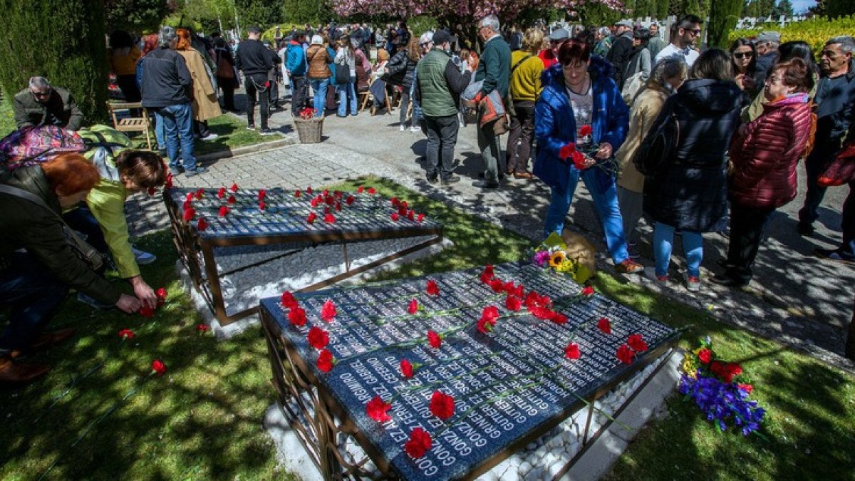 Inauguración del memorial por las víctimas del franquismo en el cementerio de Burgos. TOMÁS ALONSO