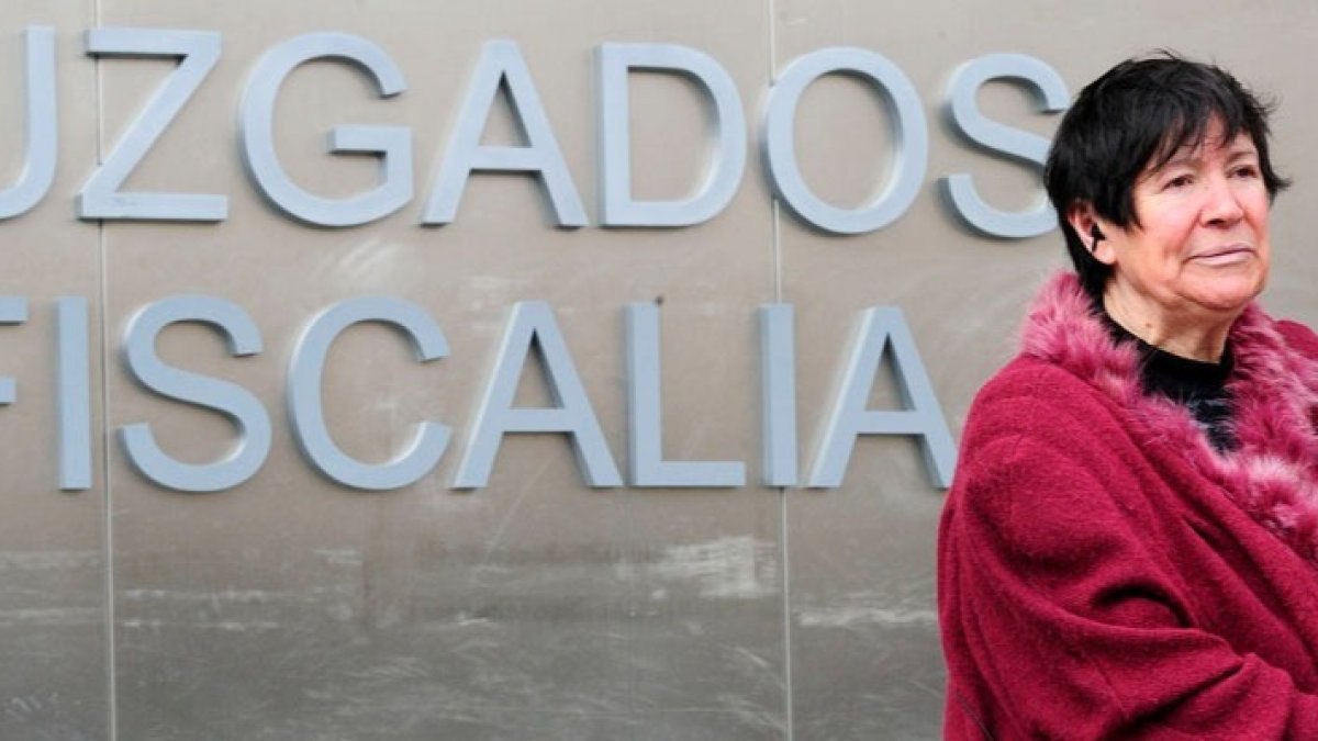Mauricia Ibáñez, la burgalesa que dio a luz con 64 años, a las puertas de los juzgados de Burgos. ISRAEL L. MURILLO