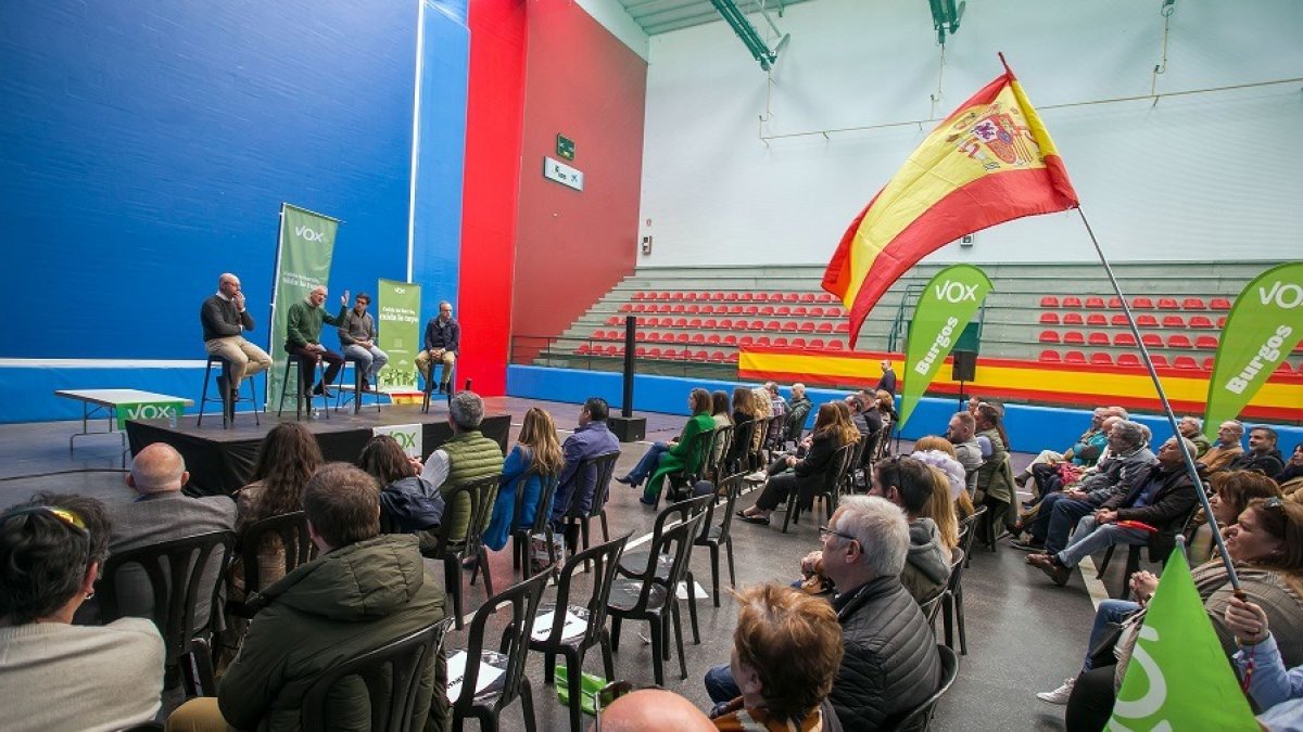 Acto preelectoral de Vox en Gamonal con Iñaki Sicilia, José Antonio Ortega Lara, José María Figaredo y Fernando Martínez-Acitores. TOMÁS ALONSO