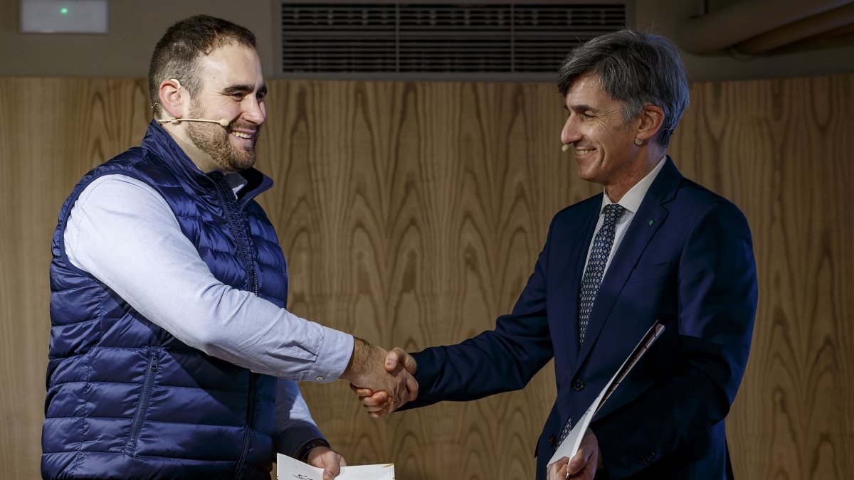 Javier López y Francisco Javier Cuasante sellan en convenio. SANTI OTERO