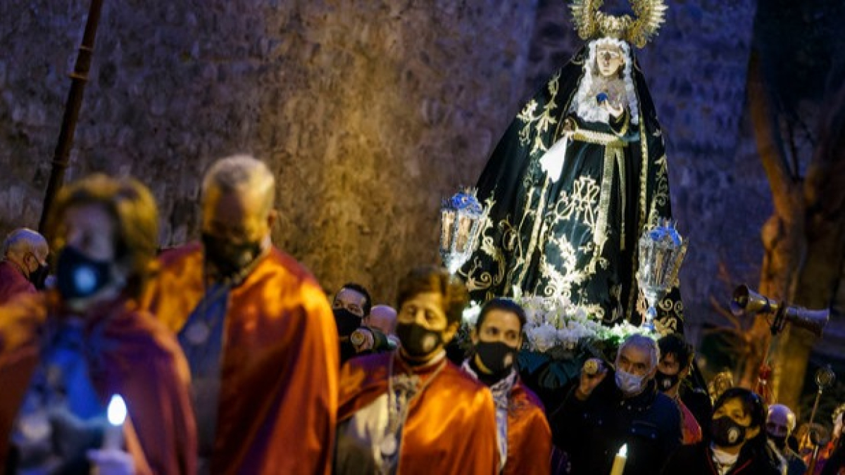 Imagen de la procesión del Rosario Penitencial con la que arranca la Semana Santa de Burgos. SANTI OTERO