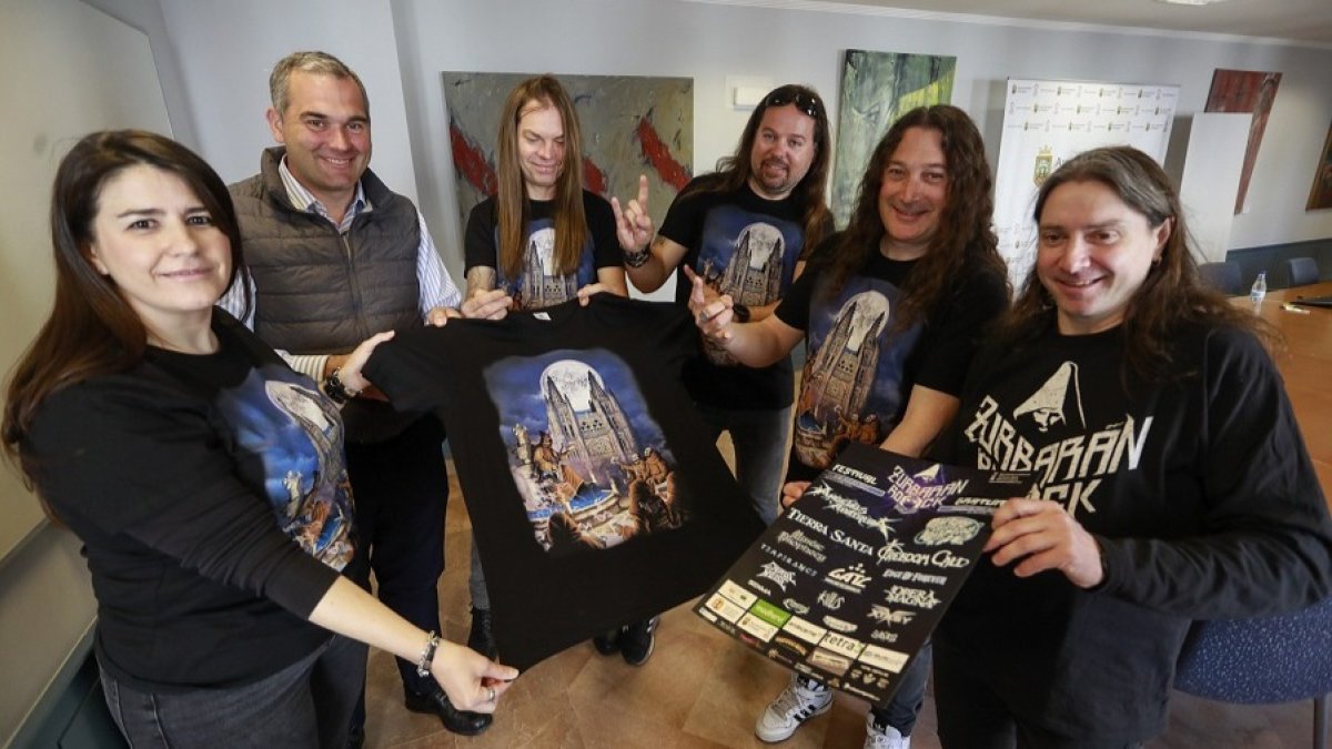 Los organizadores del Zurbarán Rock con el concejal de Turismo, Leví Moreno. TOMÁS ALONSO