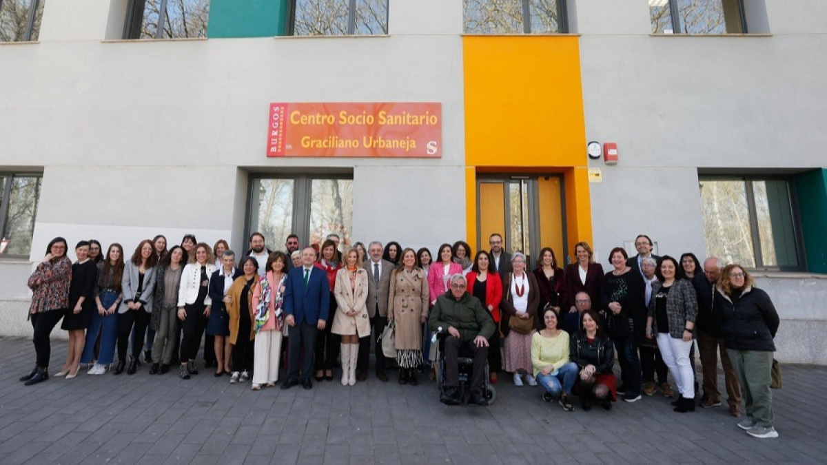 Foto de familia de los asistentes al acto del XV aniversario del Graciliano Urbaneja. SANTI OTERO