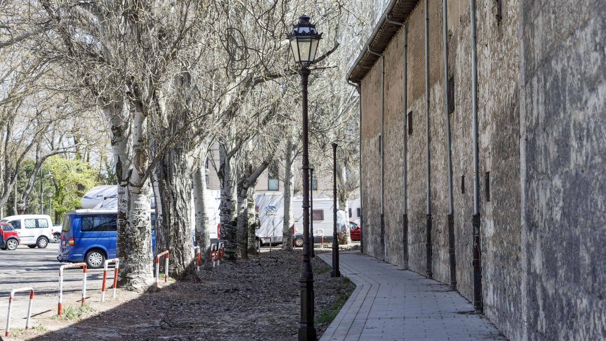 Nuevas farolas junto a la acera que se creó en la plaza de Santa Teresa, en las cercanías del Centro de Salud de Santa Clara. SANTI OTERO