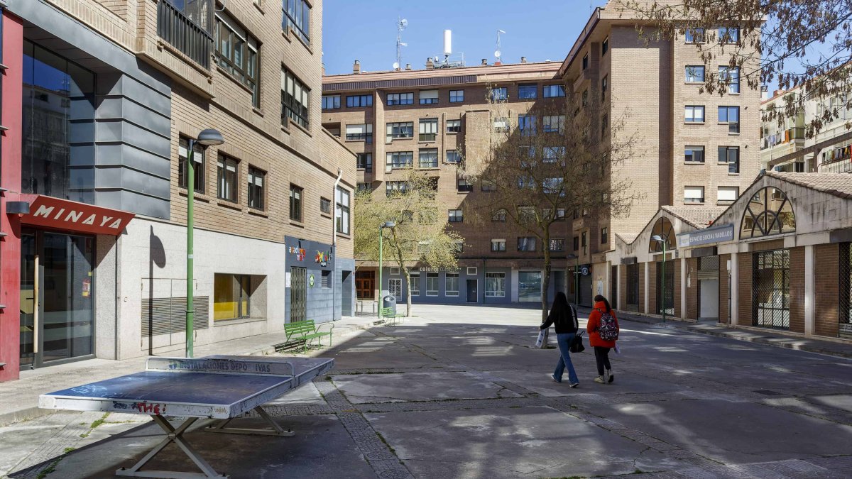 Dos personas caminan por la plaza Vadillos, en la capital burgalesa, un espacio privado de uso público. SANTI OTERO