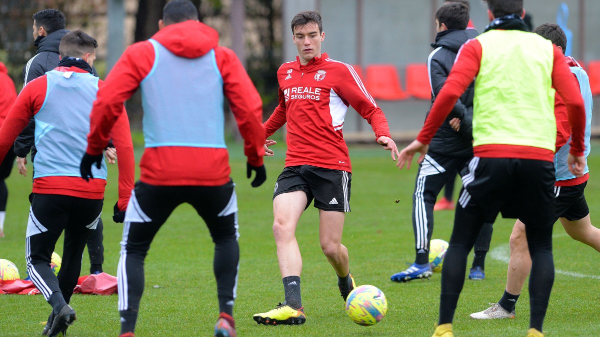 El central bilbaíno dando un pase durante un entrenamiento. TOMÁS ALONSO