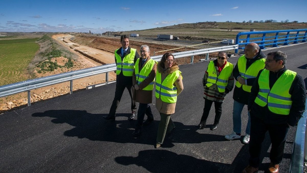 La consejera de Movilidad, María González, visita las obras del ramal ferroviario que conectará el puerto seco de Villafría con la fábrica de Kronospan. TOMÁS ALONSO