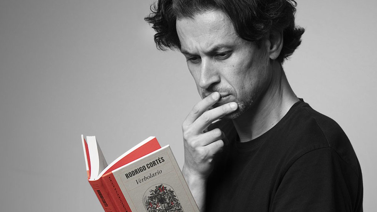 El escritor y cineasta Rodrigo Cortés, con un ejemplar de 'Verbolario'. IRENE MEDINA