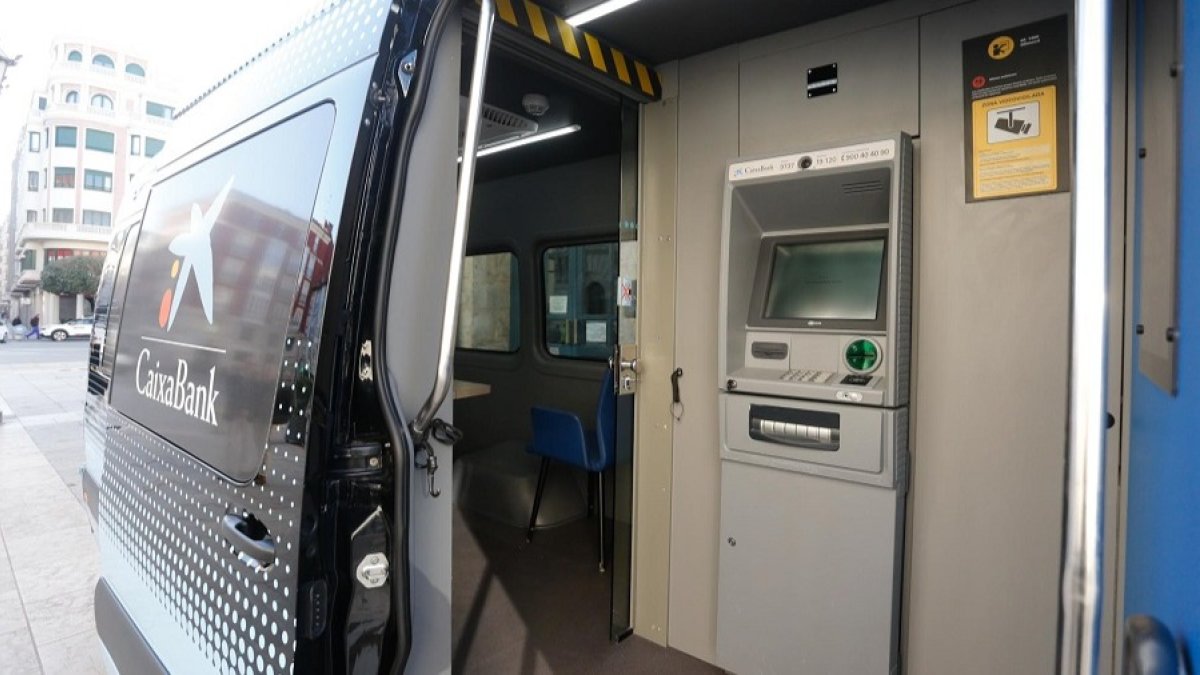 Oficina móvil de CaixaBank que prestará servicio en 46 pueblos de Burgos. SANTI OTERO