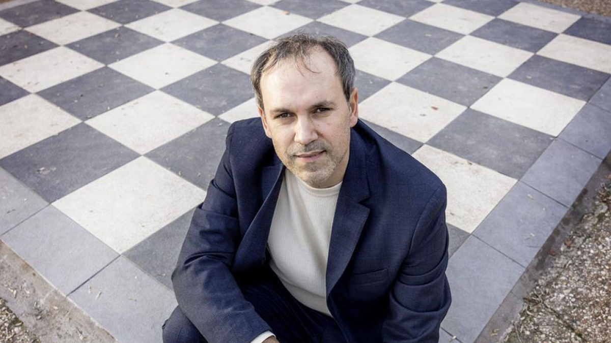 El autor aragonés Luis Zueco presenta su nueva novela en Burgos. JEOSM