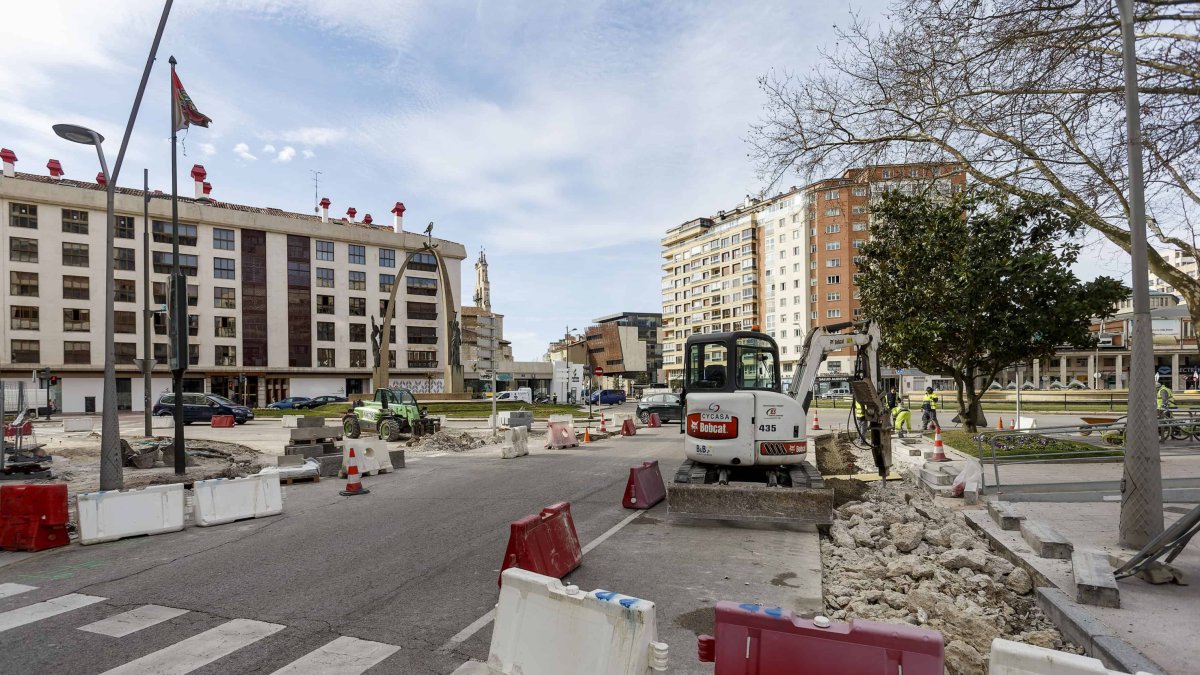 El nuevo carril bici de la avenida Reyes Católicos arreglará la conexión con la plaza de España. SANTI OTERO