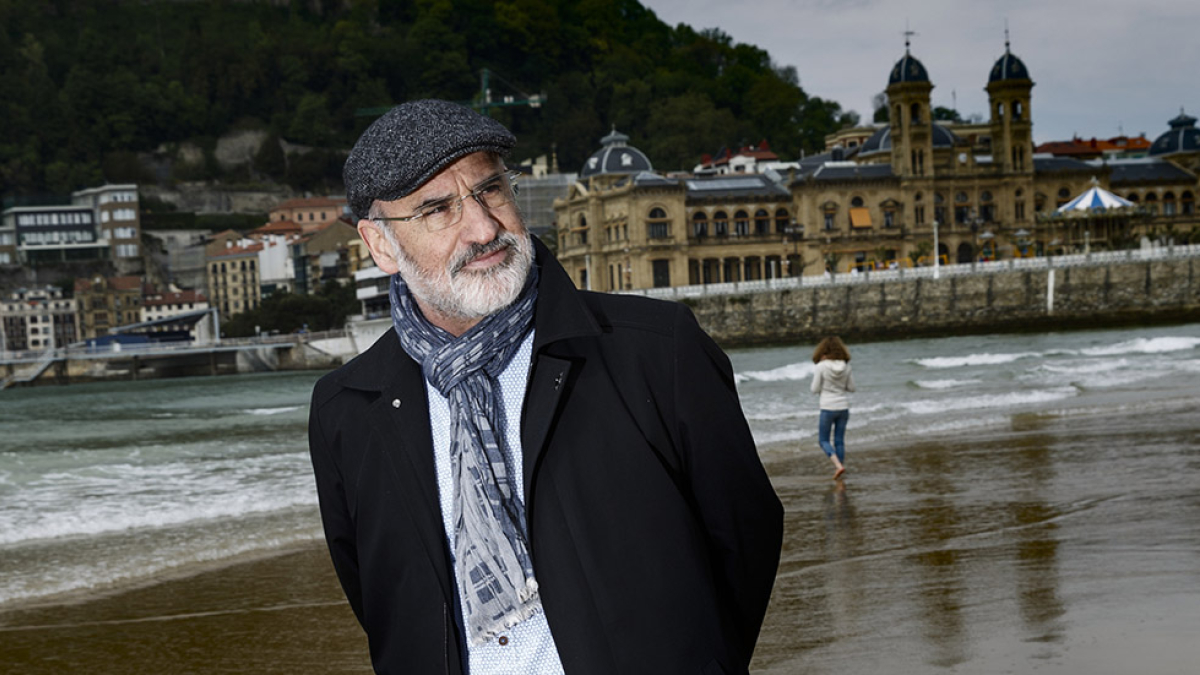 El escritor Fernando Aramburu, en la playa de la Concha de San Sebastián.