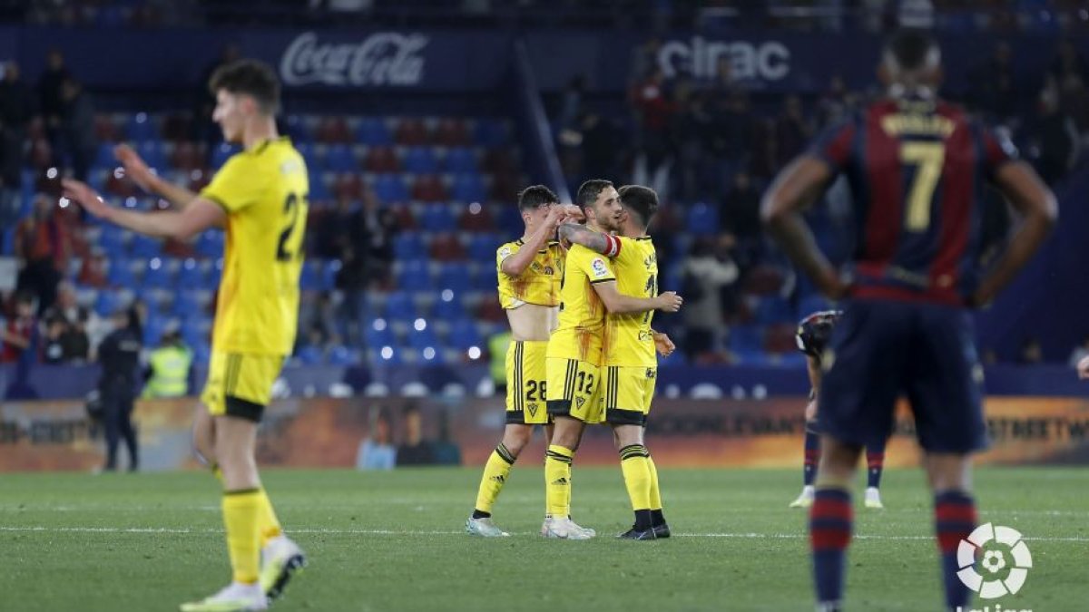 Los jabatos celebran el segundo tanto sobre el césped valenciano. LALIGA