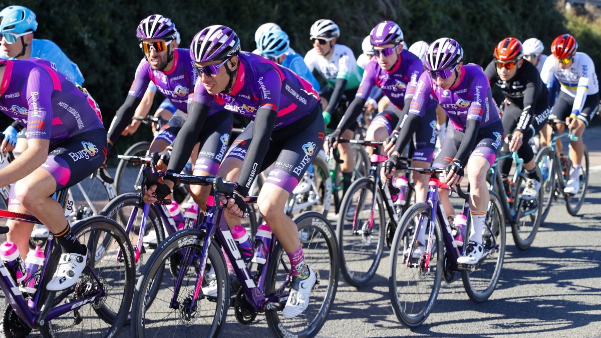 Los ciclistas de la malla morada en el pelotón internacional. BURGOS BH