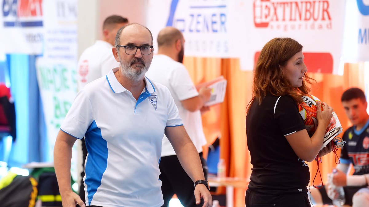 El técnico burgalés durante un encuentro esta temporada. TOMÁS ALONSO