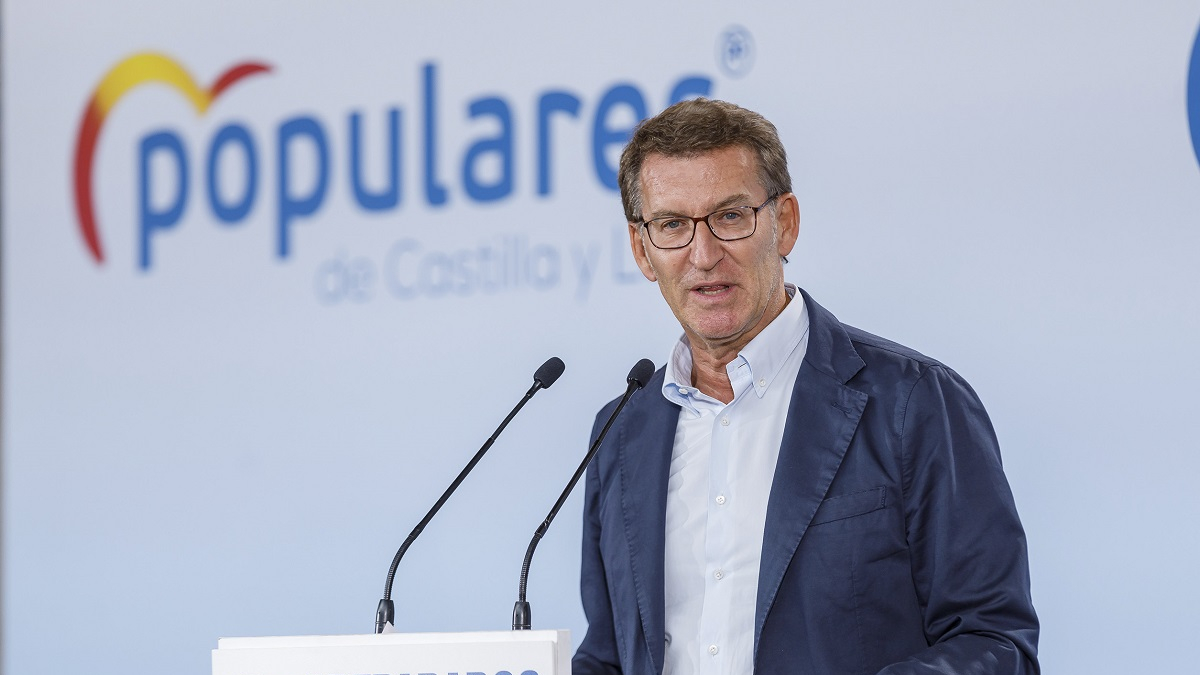 El presidente del PP, Alberto Núñez Feijóo, el presidente del PP de Castilla y León, Alfonso Fernández Mañueco, y la presidenta del PP de Segovia, Paloma Sanz, intervienen en la Junta Directiva Regional del PP, que se celebra en Segovia