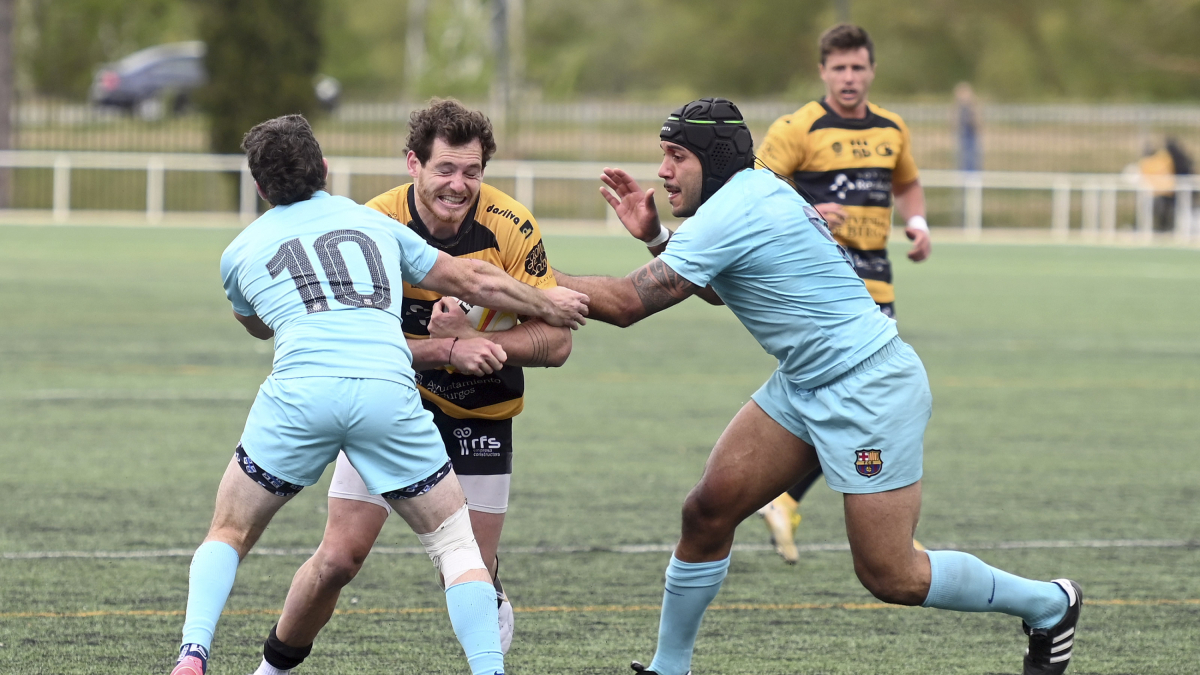 Facundo López tratando de superar el entramado defensivo culé. SANTI OTERO