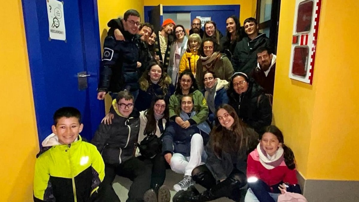 Foto de familia de parte de la comunidad de la parroquia con Macaco tras su concierto en el San Martín Fest. SAN MARTÍN DE PORRES