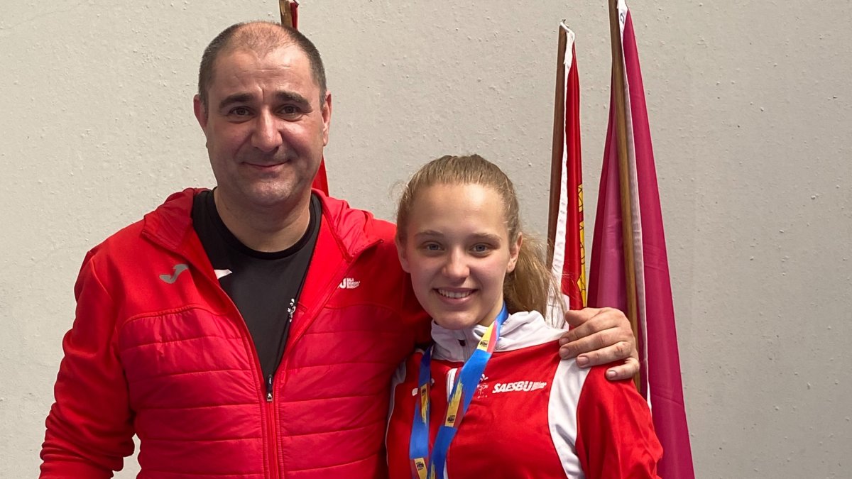 La tiradora burgalesa junto a su entrenador. SAESBU