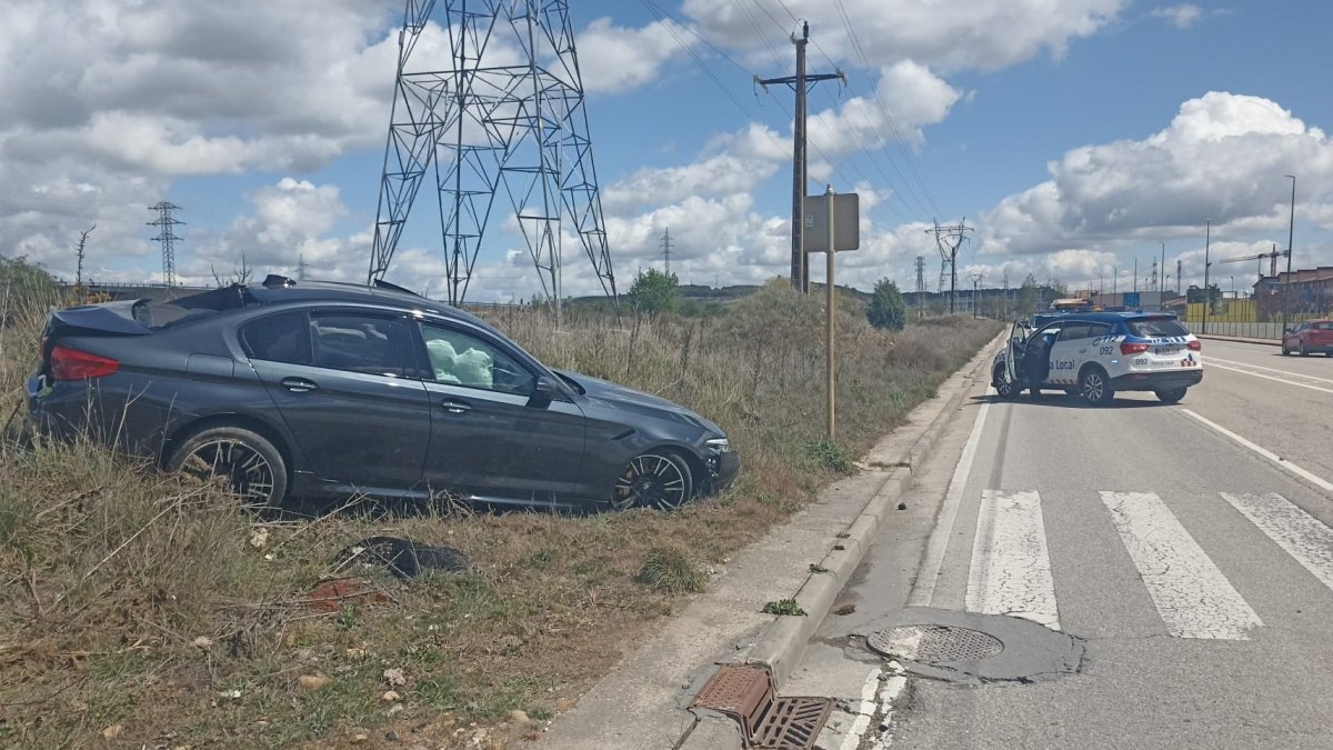 Vehículo accidentado en la avenida Príncipes de Asturias. POLICÍA LOCAL