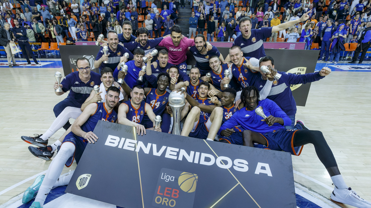 Los cidianos posan con el trofeo de campeones de la LEB Plata. SANTI OTERO