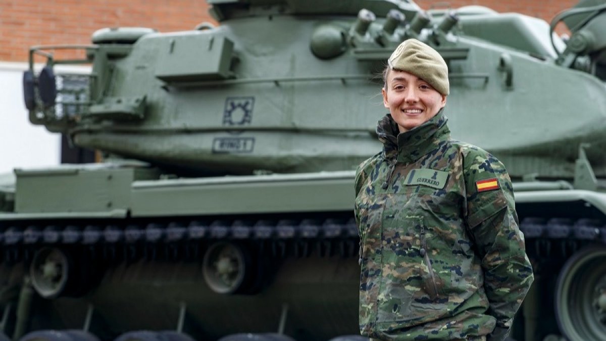 La soldado burgalesa Nazaret Guerrero, con su uniforme del Regimiento de Ingenieros número 1, en la base militar de Castrillo del Val. SANTI OTERO