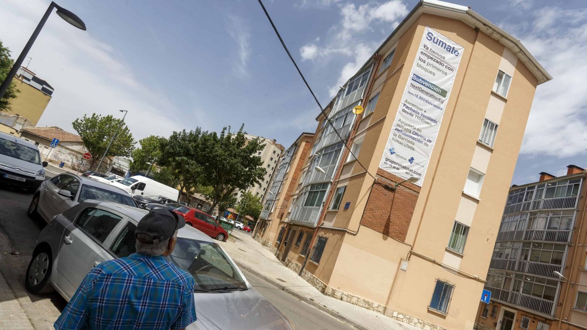Un vecino camina por la Barriada Inmaculada, en la capital burgalesa. SANTI OTERO