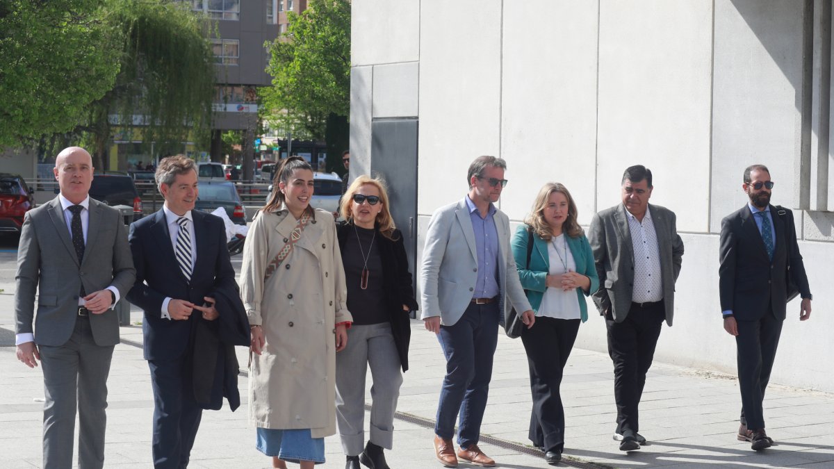 Ayala acompañada por Suárez y miembros de la lista popular a las elecciones del 28M. ECB