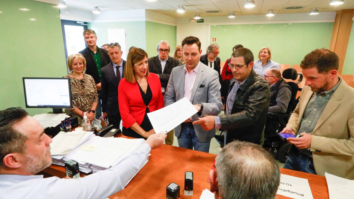 Los socialistas entregan la documentación de la candidatura en los juzgados de Burgos. TOMÁS ALONSO