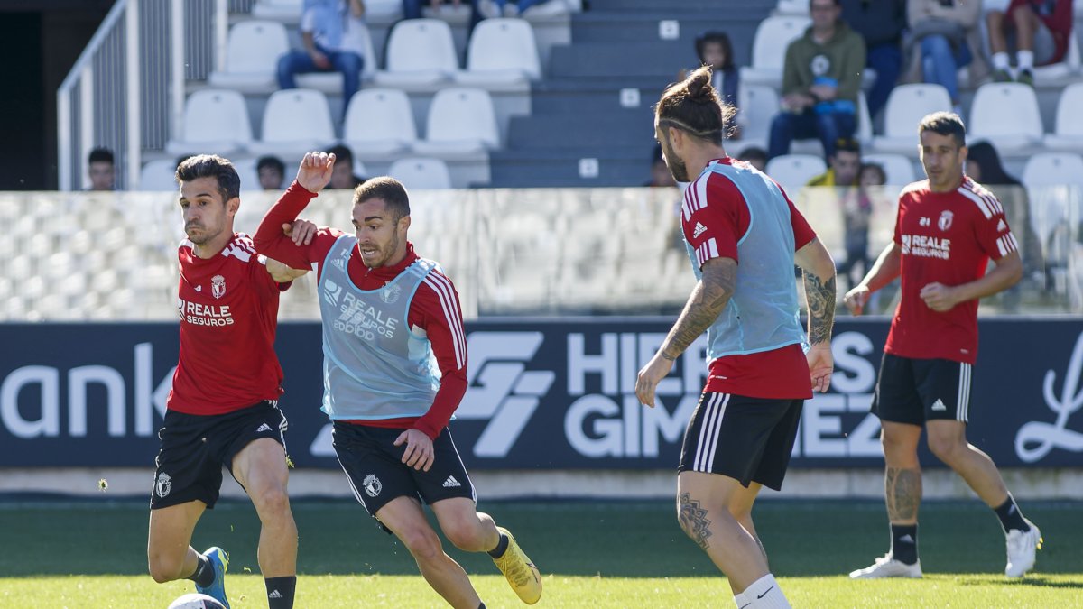 Michel Zabaco y Juan Hernández peleando por un balón durante un entrenamiento. TOMÁS ALONSO