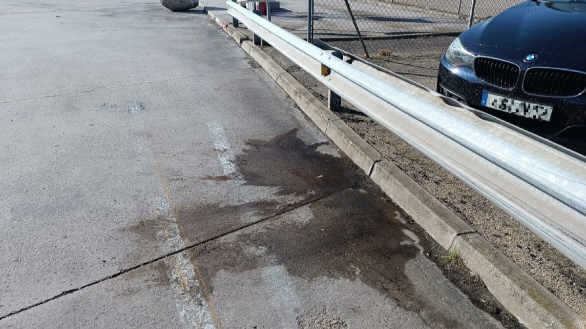 Restos de un charco de sangre del policía abatido en la gasolinera de Villagonzalo tras proceder a su limpieza. D. S. M.