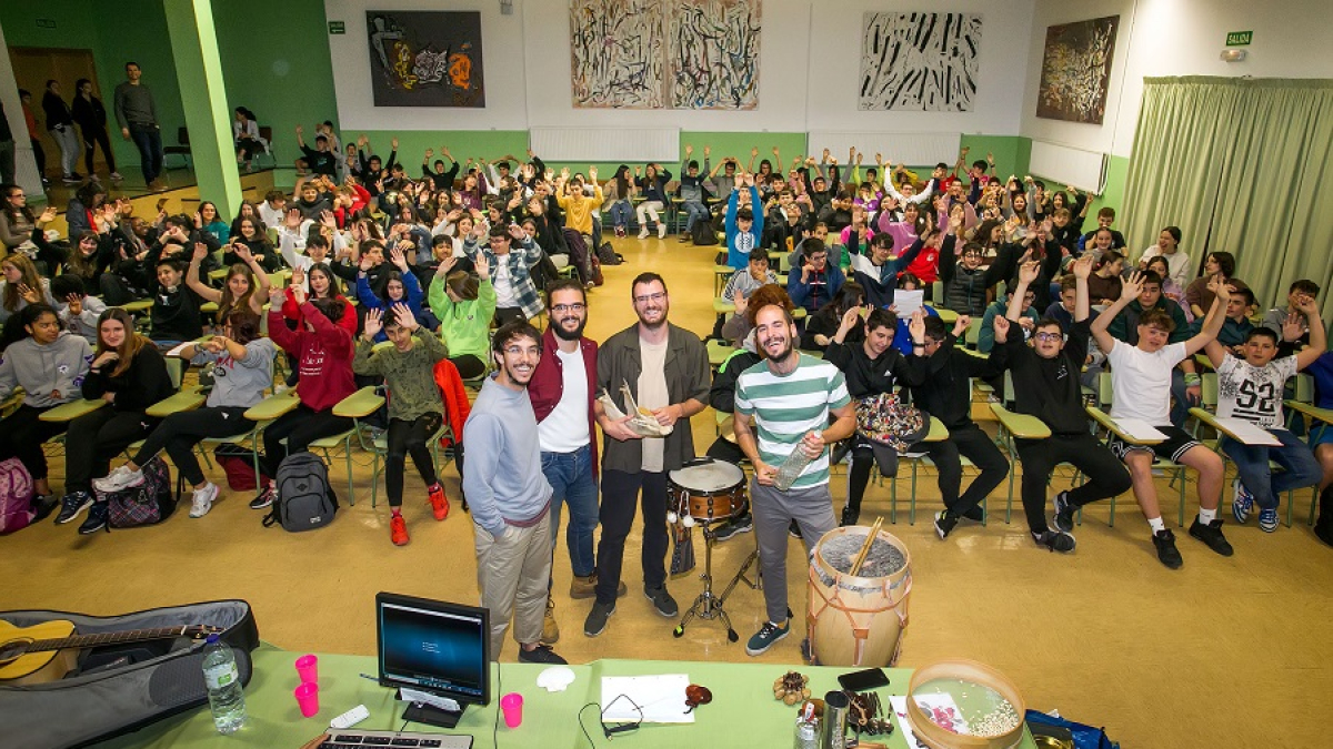 El grupo de folk burgalés El Nido en el instituto Félix Rodríguez de la Fuente. TOMÁS ALONSO