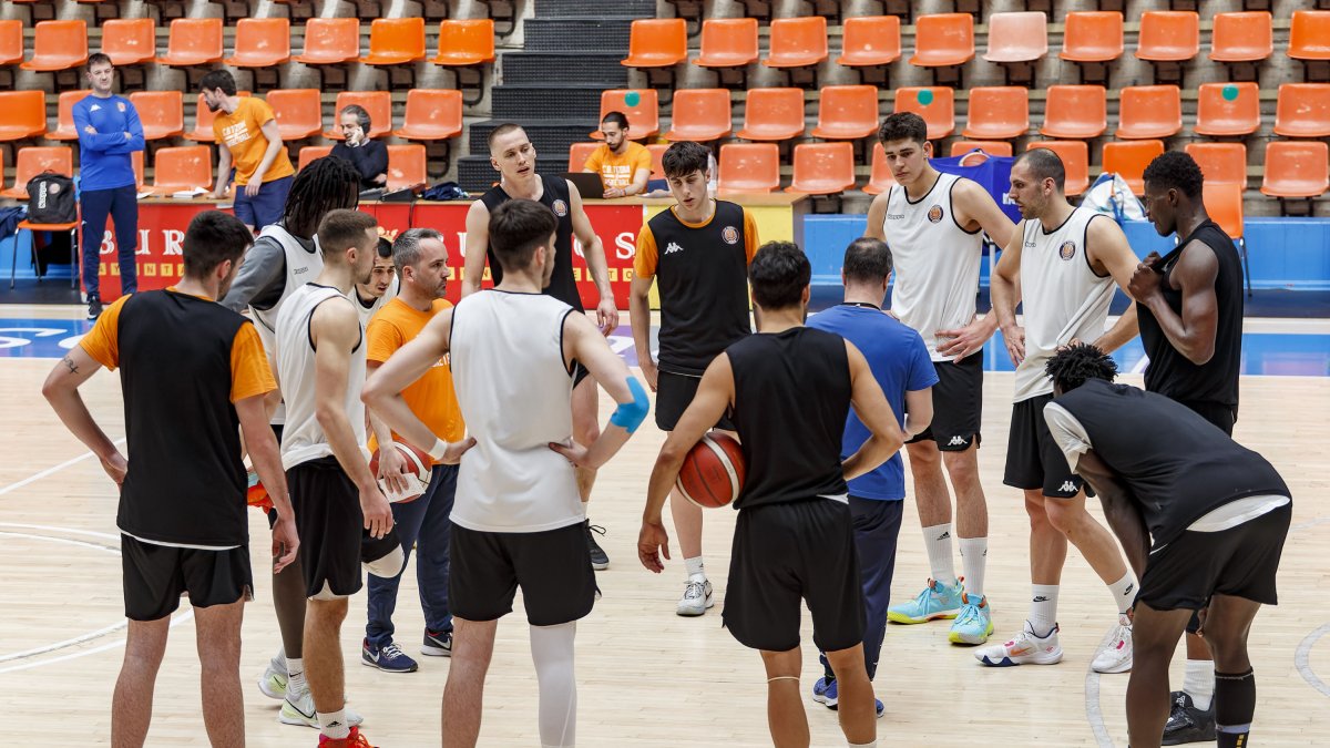La rotación del Tizona atiende a las indicaciones del técnico durante la primera sesión de la semana. SANTI OTERO