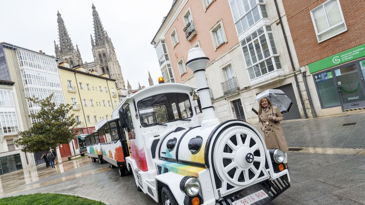 Imagen del nuevo tren turístico que recorre  la historia de la ciudad de Burgos. SANTI OTERO