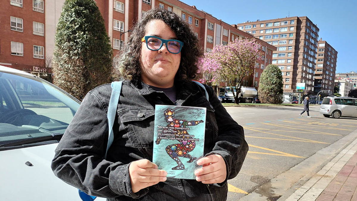 La poeta burgalesa Selva Delgado, con su nuevo poemario.ECB