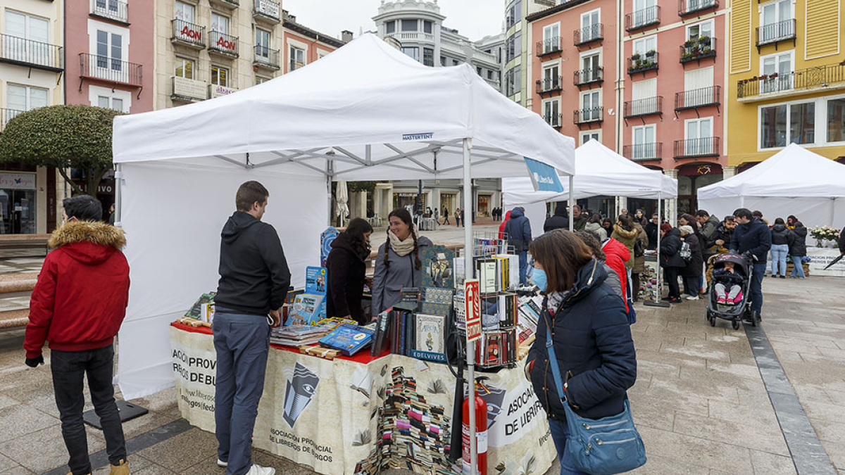 La climatología no acompañó a los libreros y lectores en el Día del Libro de 2022. SANTI OTERO